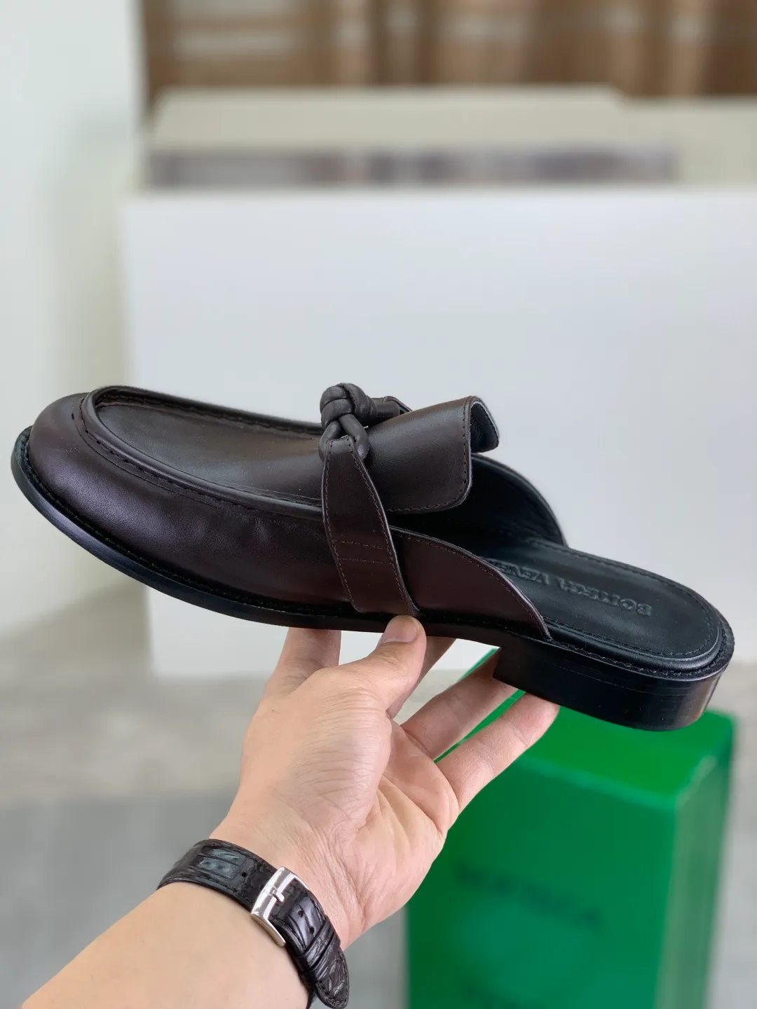 Men's shoes 💰P800 [New model] (genuine leather outsole) water-dyed cow lining 💰High-quality business couple half-slip leather shoes 💎💎💎 BOTTEGA VENETA official website synchronizes the latest top version of BV in the market, accepts material comparison, shoe type comparison, process comparison, practical and textured, versatile and suitable for any occasion, the more you look at it, the more flavorful it becomes. Purely hand-knitted craftsmanship - Upper material, calfskin imported from Italy 🇮🇹 - High-quality water-dyed cowhide lining - Original private model customized leather outsole -Size: Female 35-39 (40 ordered) Male 39-44 (38 45 can be customized) Color: Multiple colors available